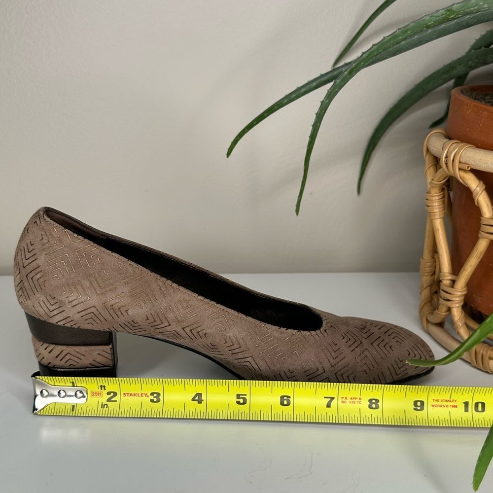 Vtg Salvatore Ferragamo Block Heel Pumps Geometric Embossed Suede Italy Made 9 - Picture 11 of 11